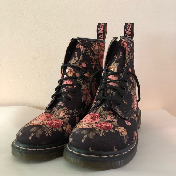 Dr. Martens Shoes - Floral Dr. Martens (Barely worn)